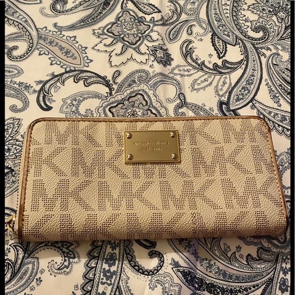 Michael Kors Handbags - Michael Kors wallet with gold tone plate on front